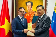 El embajador vietnamita en Caracas, Vu Trung My, entrega al vicepresidente de Venezuela, Freddy Nánez, la colección de poemas “Diario de prisión” del Presidente Ho Chi Minh, traducida al idioma español. (Foto: Embajada de Vietnam en Venezuela)