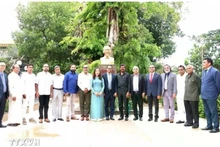 La embajadora vietnamita en Sri Lanka, Trinh Thi Tam, y los delegados se toman una foto de recuerdo ante la estatua del Presidente Ho Chi Minh en Sri Lanka. (Foto: Embajada de Vietnam en Sri Lanka/VNA)