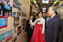 El secretario general del Partido Comunista de Vietnam, To Lam, visita el jardín de infancia Kieng Sang. (Foto: VNA)