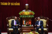 Nguyen Van Quang, secretario del Comité del Partido de Da Nang, recibe a Sandeep Arya, embajador de la India en Vietnam. (Foto: Anh Dao)