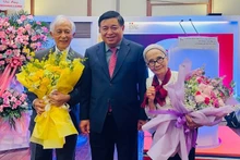 El viceprimer ministro vietnamita Nguyen Chi Dung felicita a los profesores Jean Tran Thanh Van y Le Kim Ngoc en la ceremonia. (Foto: Nhan Dan)
