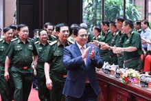 [Foto] Premier vietnamita asiste a Conferencia Militar y Política Nacional de primeros seis meses de 2025