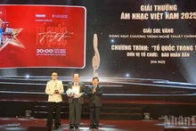 Un representante del diario Nhan Dan recibe el Sol de Oro en la categoría de Programa político-artístico 2025 por el concierto “Patria en el corazón”. (Foto: Linh Bao)