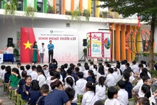 Ceremonia de izamiento de l bandera en la escuela primaria Khoi Nguyen-Genesis.