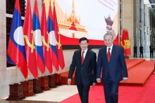 El secretario general del PCV, To Lam, y el secretario general del Partido Popular Revolucionario de Laos y presidente del país, Thongloun Sisoulith, asisten a la Conferencia para anunciar los resultados del XIV Congreso Nacional del Partido Comunista de Vietnam (Foto: VNA)