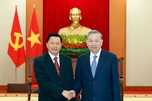 El secretario general del Partido Comunista de Vietnam, To Lam, recibe al ministro de Seguridad Pública de Laos, coronel general Vanthong Kongmany. (Foto: VNA)