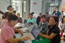 Personas acuden a consulta en el Puesto de Salud de la comuna de Phu Rieng, provincia de Dong Nai. (Foto: VNA)