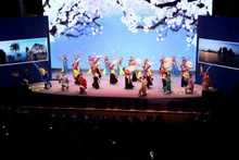 Una actuación artística en el evento.