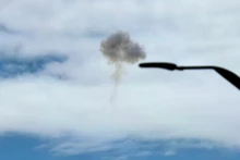 El humo se eleva sobre el área de Jerusalén, Israel. (Fuente: Xinhua/VNA)