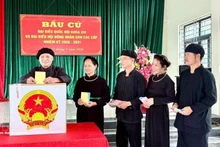 Los votantes de la etnia Tay en la aldea de Na O, en la comuna de An Lac, provincia de Bac Ninh, emitieron sus votos el 15 de marzo. (Foto: VNA)