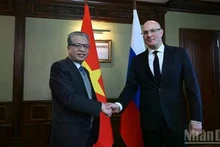 El embajador de Vietnam en Moscú, Dang Minh Khoi, se reúne con el viceprimer ministro de Rusia Dmitry Chernyshenko.