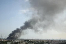 Humo se eleva después de que un misil iraní impactara la sede de la flota de la Marina de Estados Unidos en Manama, Baréin. (Foto: AA/VNA)