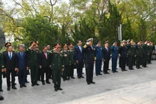 Los oficiales rinden homenaje en el monumento dedicado a los mártires revolucionarios de los dos pueblos que se ubica en el Parque de Amistad China-Vietnam en Dongxing.