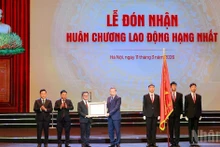 [Foto] Periódico Nhan Dan recibe la Orden del Trabajo de Primera Clase