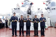 Líderes de la Base Naval de Guangzhou visitan el buque 015 Tran Hung Dao.