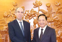 El miembro del Buró Político y jefe de la Comisión de Propaganda y Movilización de Masas del Comité Central del Partido Comunista de Vietnam, Trinh Van Quyet, y el embajador de Cuba, Rogelio Polanco Fuentes. (Foto: VNA)