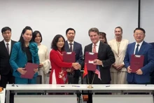 Los dirigentes de la Asociación de Minoristas de Vietnam (AVR) y la Asociación Nacional de Tiendas de Conveniencia de los Estados Unidos (NACS) firman el Memorando de Entendimiento para la etapa 2026-2030.