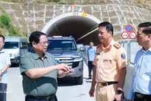 El primer ministro Pham Minh Chinh inspecciona el proyecto de la autopista en el tramo Quang Ngai – Hoai Nhon. (Fuente: VNA)