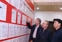 Votantes leen biografias de los candidatos. (Foto: VNA)