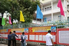 Estudiantes de la Universidad de Educación Técnica (Universidad de Da Nang) revisan la lista de candidatos. (Foto: VNA)