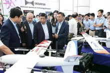 El Viceprimer Ministro Nguyen Chi Dung visita el stand de exhibición del Horus P02, un dispositivo aéreo de observación de largo alcance, en el Parque de Alta Tecnología de Hoa Lac (Hanói). (Foto: VNA)