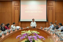 El miembro permanente del Secretariado del Comité Central del Partido Comunista de Vietnam, Tran Cam Tu, toma la palabra en la reunión.