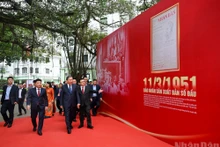 [Foto] Líder partidista visita periódico Nhan Dan por el 75 aniversario de su primera publicación