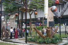 Museo de Hanói presenta espacio de instalación artística por restos de aviones y carcasas de bombas.