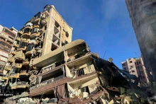 Escenas de destrucción tras los ataques aéreos de Israel contra la zona de Aisha Bakkar, en el centro de Beirut, Libano. (Fuente: VNA)