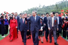 [Foto] Dirigentes vietnamitas asisten al acto de inicio de construcción de internados en zonas fronterizas