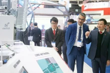 El teniente general Tao Duc Thang, presidente y director general de Viettel, presenta los productos en el evento. (Foto: Duc Tho)