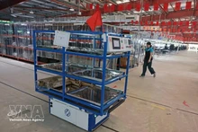 Los robots transportan automáticamente materiales del almacén a la línea de producción de Maxport Limited Vietnam (Foto: VNA)