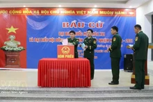 Votantes en la Estación de la Guardia Fronteriza de Dao San emiten sus votos en las elecciones de diputados a la XVI Legislatura de la Asamblea Nacional y a los Consejos Populares de todos los niveles para el período 2026-2031. (Foto: VNA)