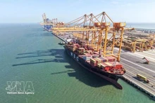 El primer buque comercial atraca oficialmente en los muelles 3 y 4 de la corporación del puerto de Hai Phong. (Foto: VNA)