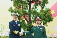 El general Phan Van Giang, ministro de Defensa de Vietnam, y su homólogo chino, el coronel general Dong Jun (Fuente: VNA)