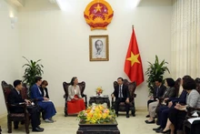 El viceprimer ministro vietnamita, Tran Hong Ha, recibe a la representante residente del Programa de las Naciones Unidas para el Desarrollo (PNUD) en Vietnam, Ramla Khalidi, y la representante de la Organización Mundial de la Salud (OMS) en el país, Angela Pratt. 