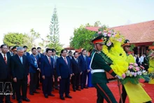 El premier Pham Minh Chinh ofrece flores en el Área Conmemorativa dedicada al ex primer ministro Pham Van Dong, en la comuna de Mo Duc, provincia de Quang Ngai. (Foto: VNA)