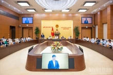 El vicepresidente de la Asamblea Nacional Vu Hong Thanh interviene en la cita.