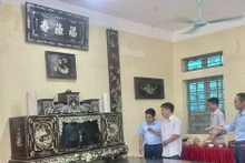 El artesano Vu Van Vinh, de la comuna de Chuyen My, presenta a los visitantes sus productos (Foto: VNA)