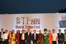 El ministro de Asuntos Étnicos y Religiosos de Vietnam, Dao Ngoc Dung, y la delegación vietnamita de alto rango posan para una foto conmemorativa en el Bharat Tribes Fest 2026. (Foto: VNA)