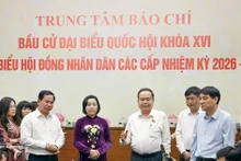 El presidente de la Asamblea Nacional (AN) y del Consejo Electoral Nacional (CEN), Tran Thanh Man, visita el centro de prensa. (Fuente: VNA)