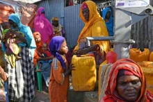 Una niña recoge agua en un campamento de desplazados internos en Mogadiscio, capital de Somalia, en 2017. (Foto: Xinhuanet)