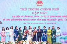 El primer ministro de Vietnam, Pham Minh Chinh, entrega Premio Kovalevskaia 2025 a la profesora Tran Thi Viet Nga, directora del Instituto de Alta Tecnología Vietnam-Japón y docente de la Universidad de Construcción de Hanói. (Foto: VNA)