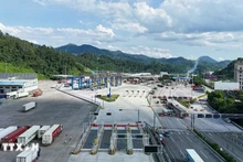 En la puerta fronteriza Youyi Guan-Huu Nghi entre China y Vietnam (Fuente: VNA)
