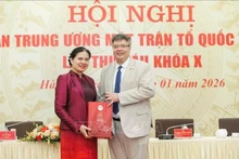 Tran Hai Linh (derecha), miembro del Comité Central del Frente de la Patria de Vietnam y presidente de la Asociación de Empresarios e Inversionistas Vietnam-Corea del Sur (Fuente: VNA)