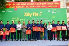 Periódico Nhan Dan y Coteccons entregan regalos a trabajadores ferroviarios por el Tết