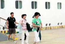 Turistas chinos llegan al puerto internacional de cruceros de Ha Long en la provincia de Quang Ninh. (Foto: VNA)