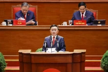 Tran Cam Tu, miembro del Buró Político y miembro permanente del Secretariado del Comité Central del Partido, presenta el Informe (Fuente: VNA)