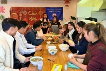 La clase de cocina de platos tradicionales vietnamitas contribuye a preservar la identidad cultural nacional y a fortaler el intercambio y la cohesión entre los compatriotas en Japón.