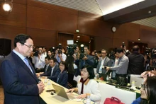 [Foto] Premier vietnamita visita el Centro de Prensa del XIV Congreso Nacional del Partido